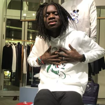 La sudadera con capucha blanca de Mickey de Salif en su cuenta de Instagram @salif_crookboyz