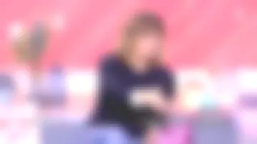 El suéter 2 en 1 Claudie Pierlot de Faustine Bollaert en Ça comienza aujourd'hui