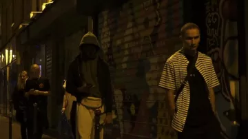 La chemise rayée portée par 7 jaws dans son clip Pour­quoi je pense à la mort ?