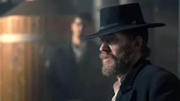 The round hat worn by Alfie Solomons (Tom Hardy) in the series Peaky Blinders (Season 4 Episode 4)