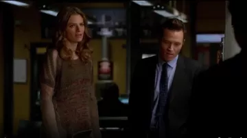 Helmut Lang en Tricot de Soie et la laine d'Alpaga-Chandail porté par Kate Beckett (Stana Katic) dans le Château (S06E04)