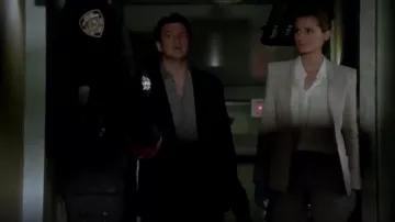 Helmut Lang Slim Revers Blazer porté par Kate Beckett (Stana Katic) dans le Château (S06E05)