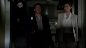 La théorie de Duria Chemisier porté par Kate Beckett (Stana Katic) dans le Château (S06E05)