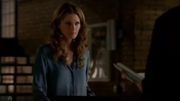 La Théorie Theyskens Brana Fayl Blouse en Soie porté par Kate Beckett (Stana Katic) dans le Château (S06E08)