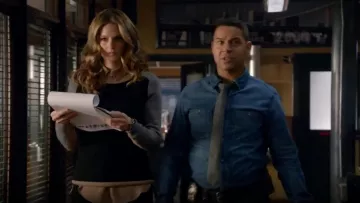 Top Secret par la Société Boston Crewneck Pull porté par Kate Beckett (Stana Katic) dans le Château (S06E11)