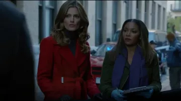 Diane von Furstenberg Mikhaila Manteau porté par Kate Beckett (Stana Katic) dans le Château (S06E13)