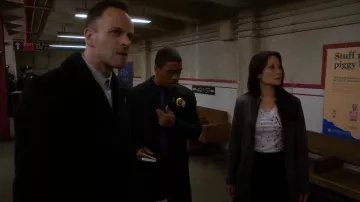 TWO by Vince Camuto Linen Jersey Mod Splatter Print T-shirt worn by Dr. Joan Watson (Lucy Liu) in Elementary (S03E22)