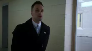 Tom Ford Cotton Pea Coat usado por Sherlock Holmes (Jonny Lee Miller) en Primaria (S03E22)