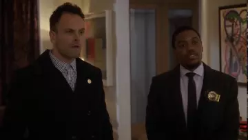 Tom Ford Cotton Pea Coat usado por Sherlock Holmes (Jonny Lee Miller) en Primaria (S03E20)