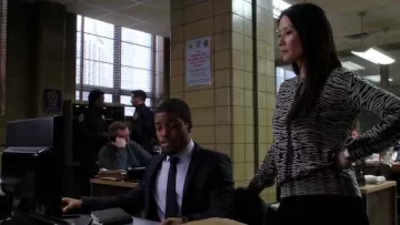 DKNY Grey Zebra Striped Sweater worn by Dr. Joan Watson (Lucy Liu) in Elementary (S03E20)