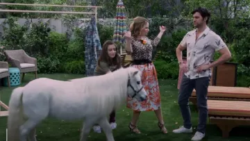 Falda estampada de H&M usada por Kimmy Gibbler (Andrea Barber) en Fuller House (S03E06)