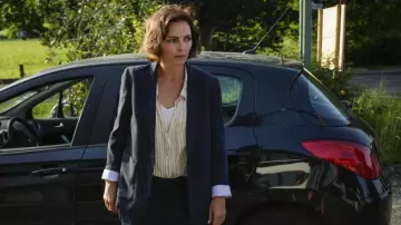 La chaqueta blazer azul usada por Emma Sandrelli (Claire Keim) en Infidel S01E01