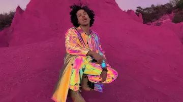 Les vêtements réfléchissants de Rilès dans son clip "Marijuana"