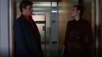 Burberry Claret double boutonnage manteau de satin portée par Kate Beckett (Stana Katic) dans le Château (S06E21)