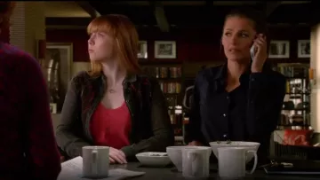 Maison Martin Margiela Bouton de Blouse portée par Kate Beckett (Stana Katic) dans le Château (S06E21)