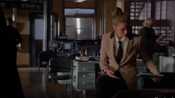 La théorie de l'Icône Avant de la Cravate Shirt porté par Kate Beckett (Stana Katic) dans le Château (S06E21)