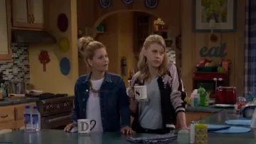 Sanctuary City Mix Layered Look Tee usado por Stephanie Tanner (Jodie Sweetin) en Fuller House (S03E09)
