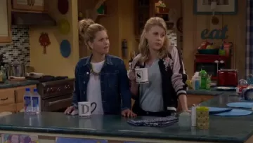 Chaqueta Joie Juanita usada por Stephanie Tanner (Jodie Sweetin) en Fuller House (S03E09)