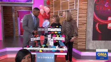 Nicolas Mock Neck Leopard Chemisier porté par Lara Spencer sur Good Morning America