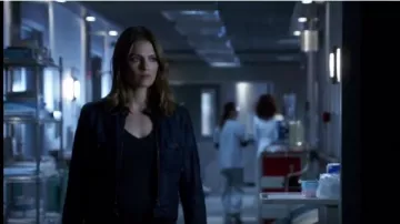 Current/Elliott en Cuir Bleu Frontzip Moto Veste portée par Kate Beckett (Stana Katic) dans le Château (S07E01)