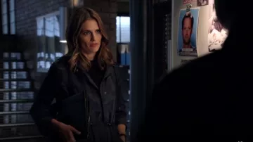 Joie Bleu Eisner Veste portée par Kate Beckett (Stana Katic) dans le Château (S07E01)