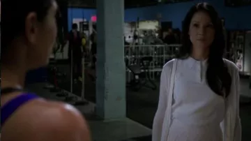 Rag & Bone Facile Becker Haut porté par le Dr Joan Watson (Lucy Liu) dans le Primaire (S04E04)