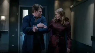 Burberry Claret Double Boutonnage Manteau de Satin portée par Kate Beckett (Stana Katic) dans le Château (S07E07)