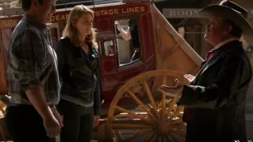 Helmut Lang en Noir Lavage en Cuir Combo Jean porté par Kate Beckett (Stana Katic) dans le Château (S07E07)