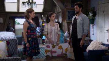 Modcloth Zest of the Bunch A-Line Dress in Geodes usado por Kimmy Gibbler (Andrea Barber) en Fuller House (S03E14)