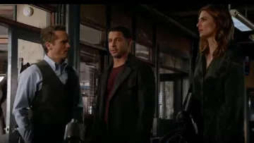 Balenciaga Marbre Vert Impression Shirt porté par Kate Beckett (Stana Katic) dans le Château (S07E09)