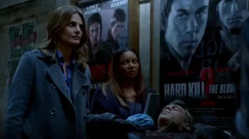 Burberry Brit Double Breasted Wool Trench porté par Kate Beckett (Stana Katic) dans le Château (S07E09)