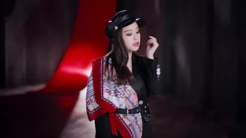 La casquette de marin de Ji-Yu dans Dreamcatcher (드림캐쳐) 'PIRI' (피리) MV