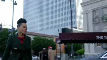 Le manteau vert Ted Baker de Tegan Price (Amirah Vann) dans Murder S05E13