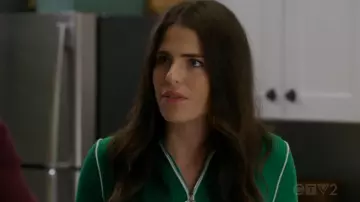 Le sweat zippé vert Maje de Laurel Castillo (Karla Souza) dans Murder S05E13