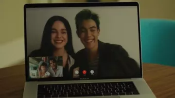Ordenador Macbook Pro de Dick Grayson (Brenton Thwaites) en Titans S01E10