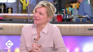 La chemise rose avec poches poitrine de Anne-Élisabeth Lemoine dans C à vous le 15.02.2019