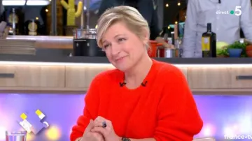 Le pull rouge orangé de Anne-Élisabeth Lemoine dans C à vous du 14/02/2019