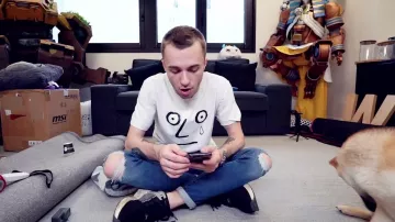 Le t-shirt blanc de Squeezie dans sa vidéo YouTube Je teste L'intelligence de mon chien