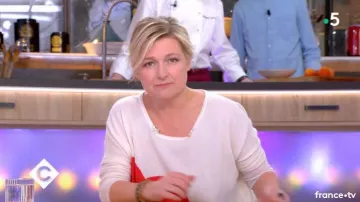 Le pull à gros cœur rouge de Anne-Élisabeth Lemoine dans C à vous