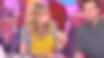 El mono de mostaza de Énora Malagré en Bons baisers d'Europe el 16.02.2019