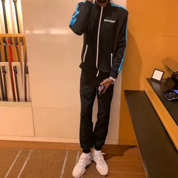 Zapatillas Adidas Yeezy 500 "rubor" usadas por Brandon Ingram en la cuenta de Instagram @1ngram4