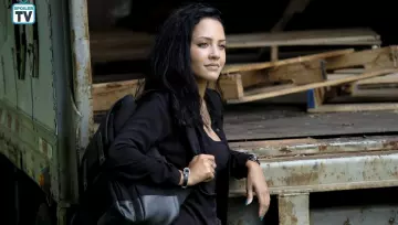 Noir sac à dos porté par Riley Davis (Tristin Mays) comme on le voit dans MacGyver S03E01