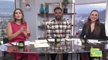 Cinq a Sept Tous Les Jours Lenore encolure ras du cou sans Manches, Haut en Soie porté par Carissa Loethen sur E! News Quotidiennes, Des Pop