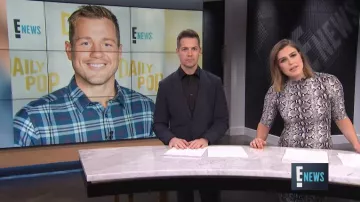 Alice + Olivia Delora Serpent Impression de se Moquer du Cou de Coude Manches Robe Ajustée porté par Carissa Loethen sur E! News