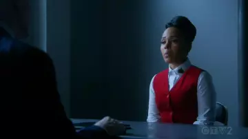 Le veston rouge Dolce & Gabbana de Tegan Price (Amirah Vann) dans Murder S05E13