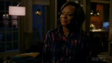 The silk shirt Equipment of Tegan Price (Amirah Vann) in Murder S05E13
