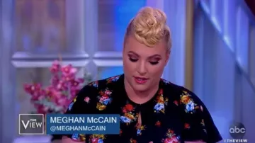 Oasis combinaison avec ruffle manches à imprimé floral porté par Meghan McCain sur Le point de Vue le 15 février 2019