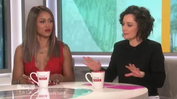 Alice + Olivia Zula Minirobe en Dentelle rouge porté par Eve sur Le Talk, le 15 février 2019