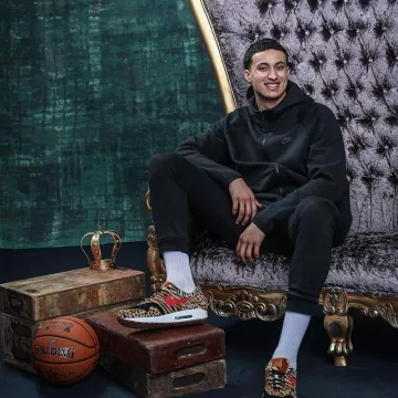 Full-Zip Hoodie Nike Sportswear Tech Fleece worn by Kyle Kuzma on the Instagram account @complexsneakers