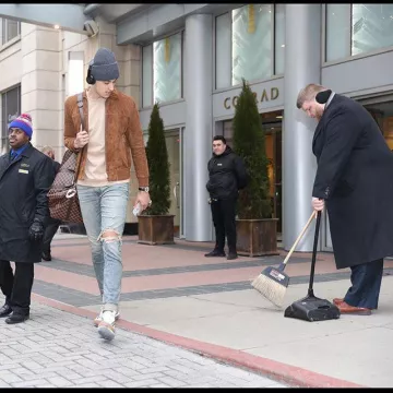 Sneakers Nike Air Max 97 Shipping Box worn by Kyle Kuzma on the Instagram account @kuz